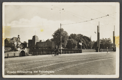 606397 Gezicht op de Vaartscherijnbrug te Utrecht, met links op de achtergrond de Bijlhouwerbrug en het Politiebureau ...